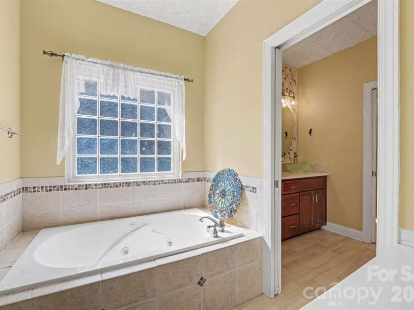 3563 Wandering Lane, Hickory, NC 28601.  MLS# CAR4400174, YatesRealty ID 37512. 