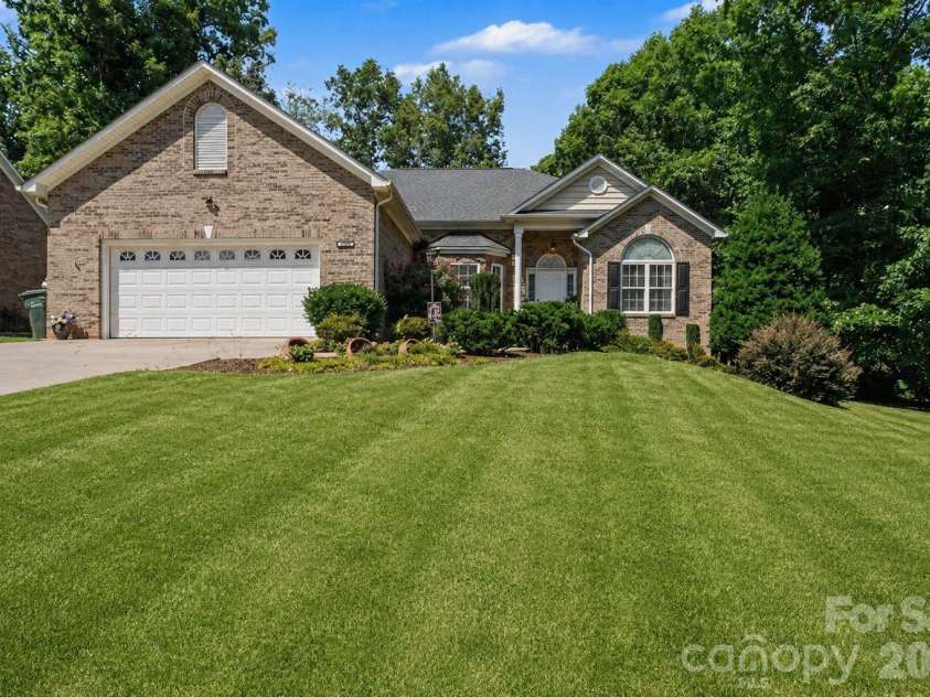 3563 Wandering Lane, Hickory, NC 28601.  MLS# CAR4400174, YatesRealty ID 37512. Charming Brick Exterior