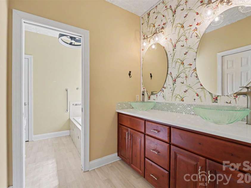 3563 Wandering Lane, Hickory, NC 28601.  MLS# CAR4400174, YatesRealty ID 37512. Primary Bathroom