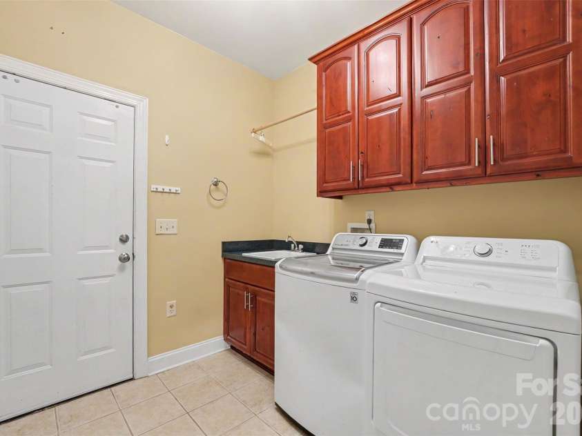 3563 Wandering Lane, Hickory, NC 28601.  MLS# CAR4400174, YatesRealty ID 37512. Spacious Laundry/Mud Room off Garage with Sink.