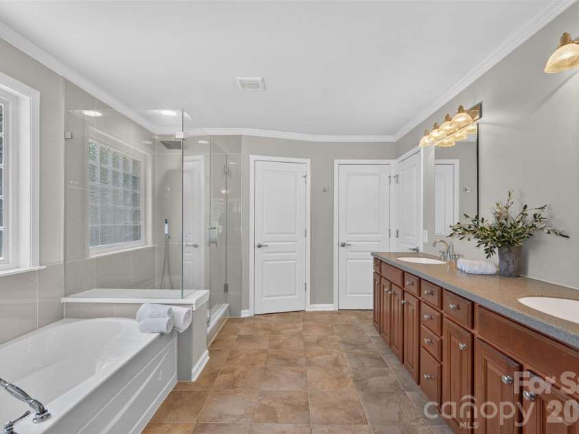2109 Goddard Way, Waxhaw, NC 28173.  MLS# CAR4401549, YatesRealty ID 37513. Primary bath