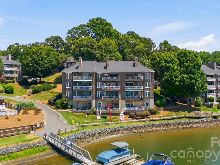 7324 Lakefront Drive, Charlotte, NC 28278.  MLS# CAR4401649, YatesRealty ID 37516. 