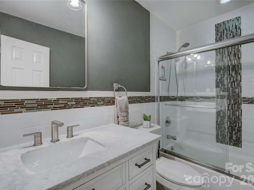 7324 Lakefront Drive, Charlotte, NC 28278.  MLS# CAR4401649, YatesRealty ID 37516. 