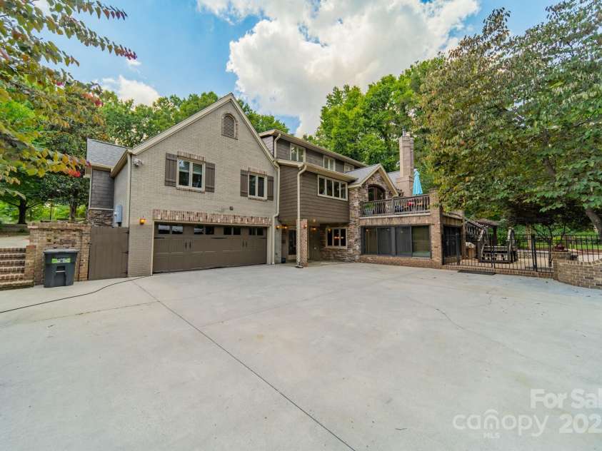 4531 Montibello Drive, Charlotte, NC 28226.  MLS# CAR4228006, YatesRealty ID 3752. 