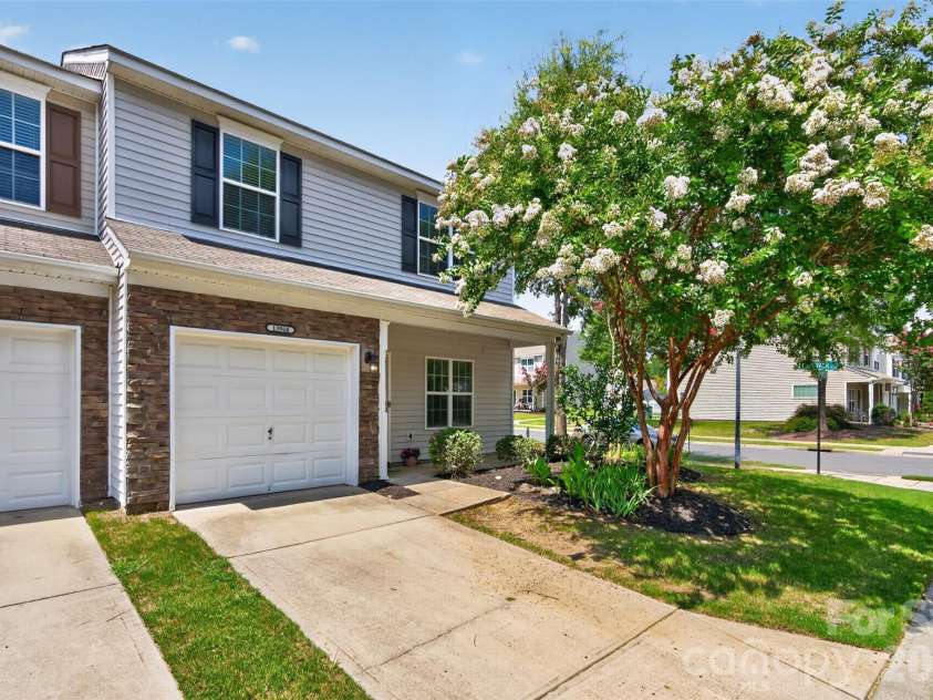 13904 Singleleaf Lane, Charlotte, NC 28278.  MLS# CAR4404805, YatesRealty ID 37530. Gorgeous end unit!