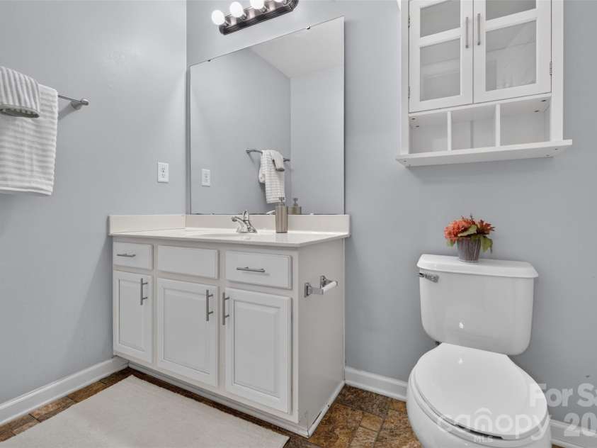 13904 Singleleaf Lane, Charlotte, NC 28278.  MLS# CAR4404805, YatesRealty ID 37530. Hall bath upstairs!