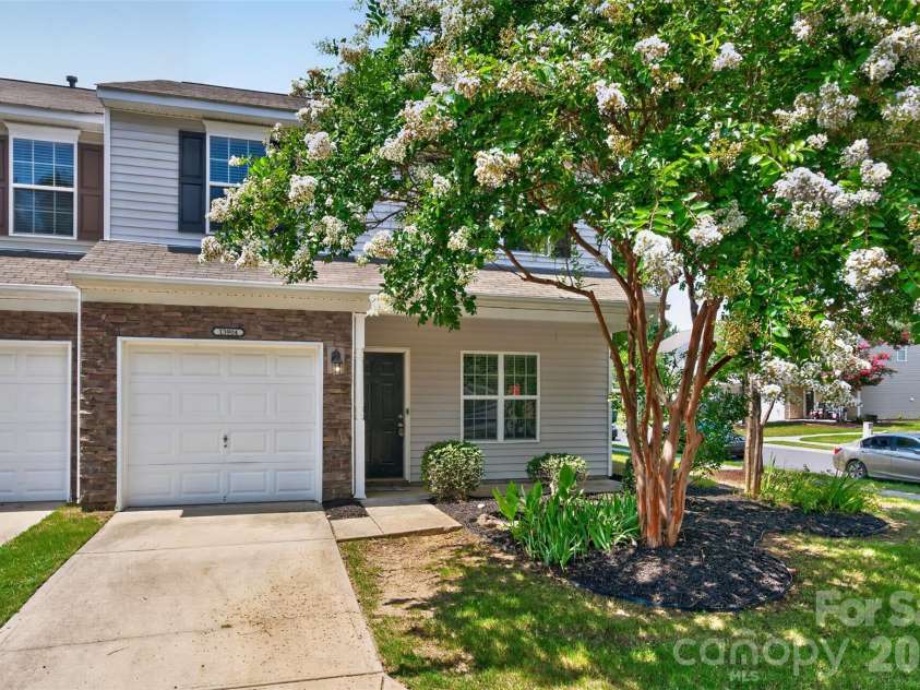 13904 Singleleaf Lane, Charlotte, NC 28278.  MLS# CAR4404805, YatesRealty ID 37530. Large driveway!