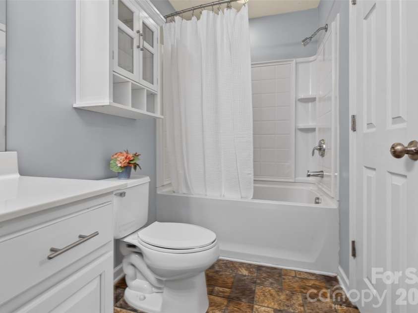 13904 Singleleaf Lane, Charlotte, NC 28278.  MLS# CAR4404805, YatesRealty ID 37530. Light and clean!