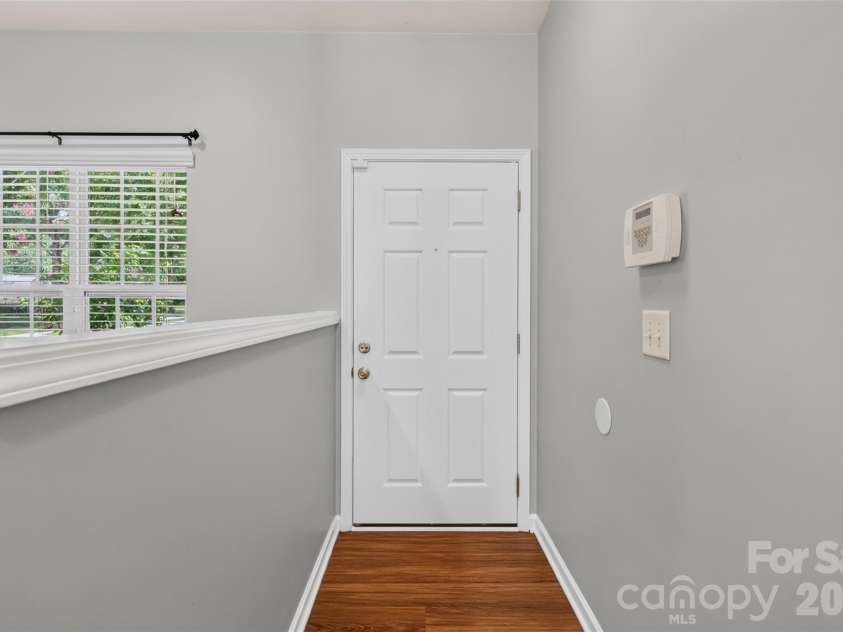 13904 Singleleaf Lane, Charlotte, NC 28278.  MLS# CAR4404805, YatesRealty ID 37530. Nice entryway!