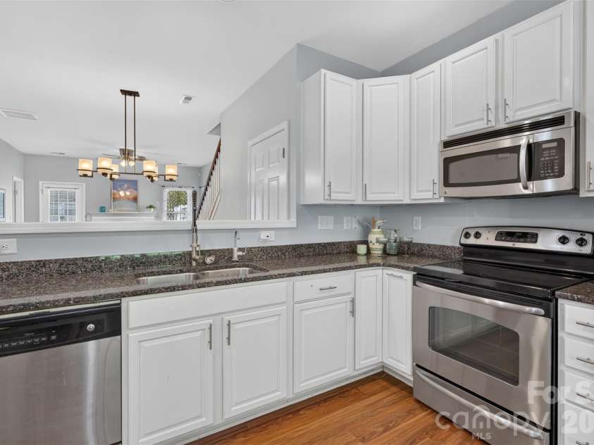 13904 Singleleaf Lane, Charlotte, NC 28278.  MLS# CAR4404805, YatesRealty ID 37530. Stainless steele and granite!