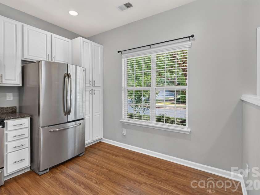 13904 Singleleaf Lane, Charlotte, NC 28278.  MLS# CAR4404805, YatesRealty ID 37530. Stylish, bright kitchen!