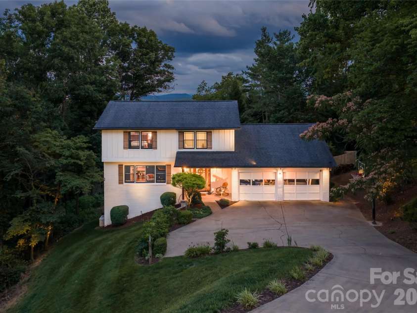 24 Audubon Drive, Asheville, NC 28804.  MLS# CAR4395786, YatesRealty ID 37532. 