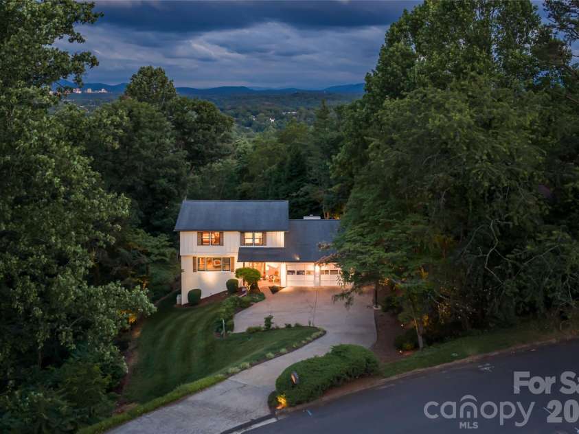 24 Audubon Drive, Asheville, NC 28804.  MLS# CAR4395786, YatesRealty ID 37532. 