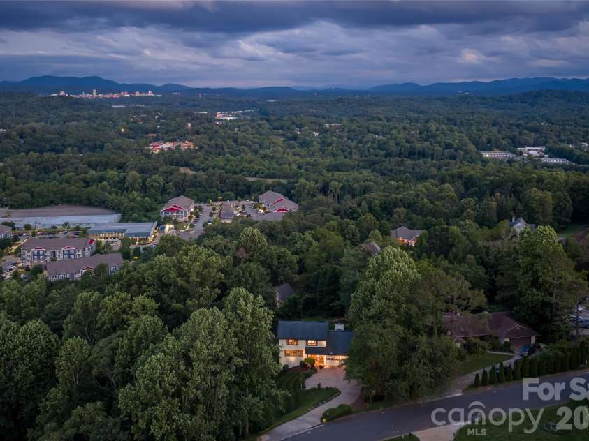 24 Audubon Drive, Asheville, NC 28804.  MLS# CAR4395786, YatesRealty ID 37532. 