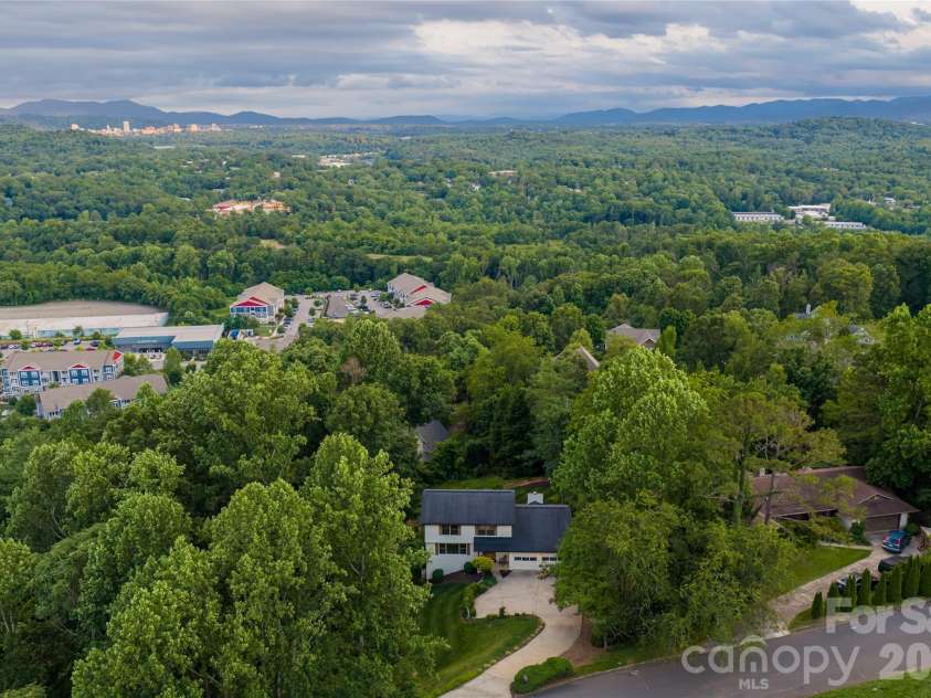 24 Audubon Drive, Asheville, NC 28804.  MLS# CAR4395786, YatesRealty ID 37532. 