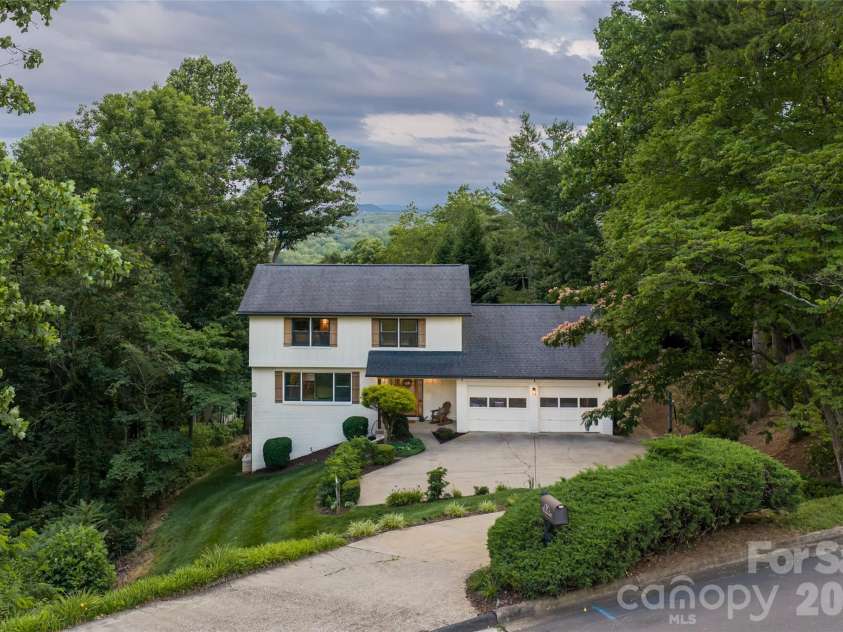 24 Audubon Drive, Asheville, NC 28804.  MLS# CAR4395786, YatesRealty ID 37532. 