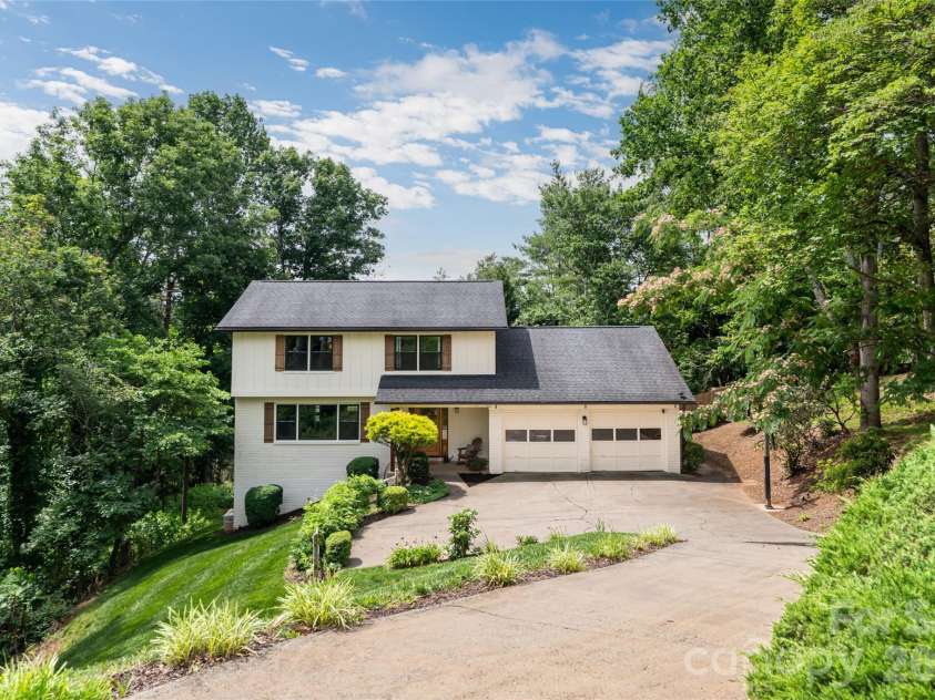 24 Audubon Drive, Asheville, NC 28804.  MLS# CAR4395786, YatesRealty ID 37532. 