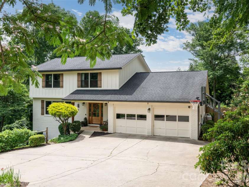 24 Audubon Drive, Asheville, NC 28804.  MLS# CAR4395786, YatesRealty ID 37532. 