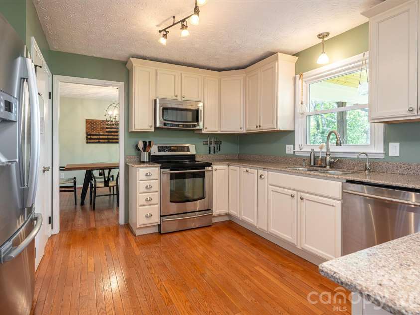 24 Audubon Drive, Asheville, NC 28804.  MLS# CAR4395786, YatesRealty ID 37532. 