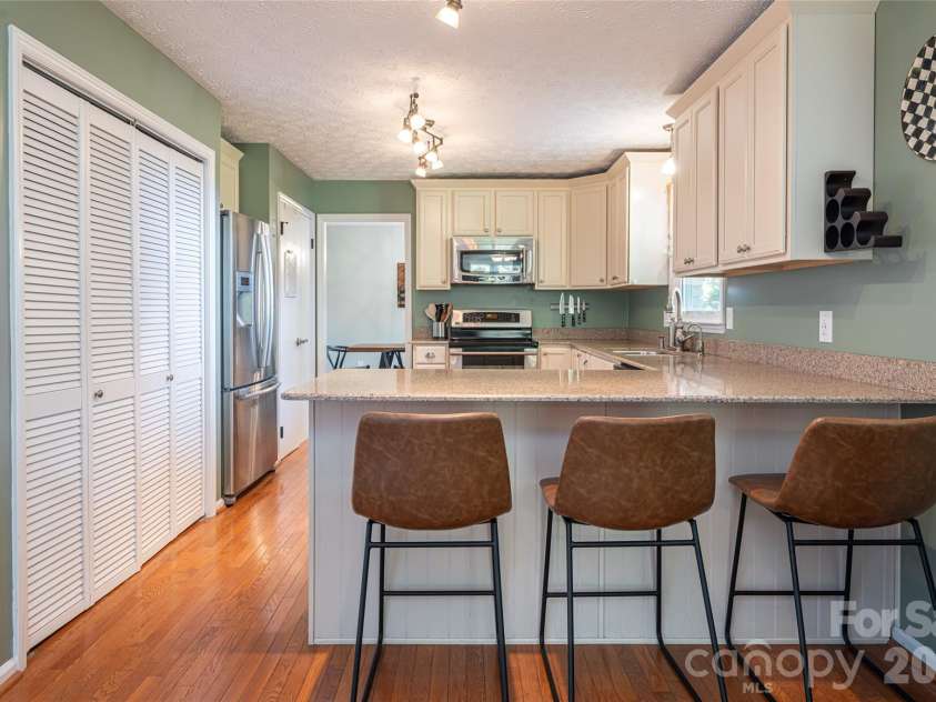 24 Audubon Drive, Asheville, NC 28804.  MLS# CAR4395786, YatesRealty ID 37532. 