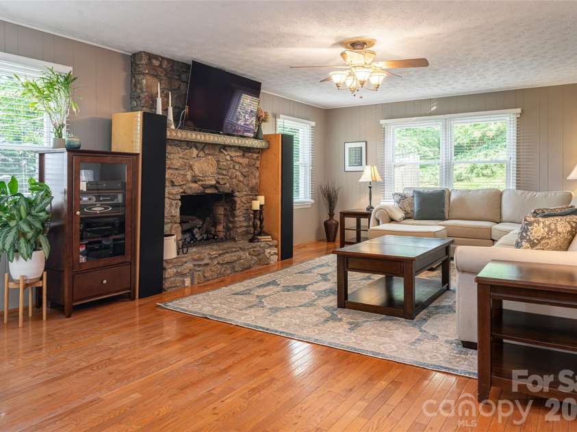 24 Audubon Drive, Asheville, NC 28804.  MLS# CAR4395786, YatesRealty ID 37532. 