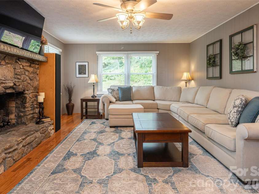 24 Audubon Drive, Asheville, NC 28804.  MLS# CAR4395786, YatesRealty ID 37532. 