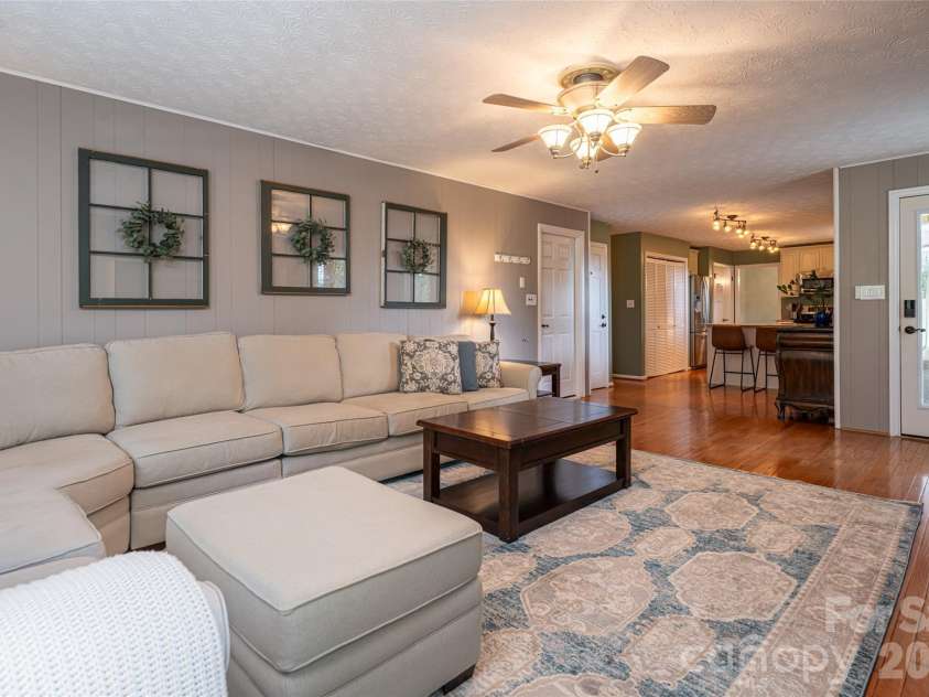 24 Audubon Drive, Asheville, NC 28804.  MLS# CAR4395786, YatesRealty ID 37532. 