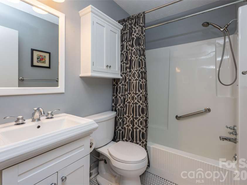 24 Audubon Drive, Asheville, NC 28804.  MLS# CAR4395786, YatesRealty ID 37532. 