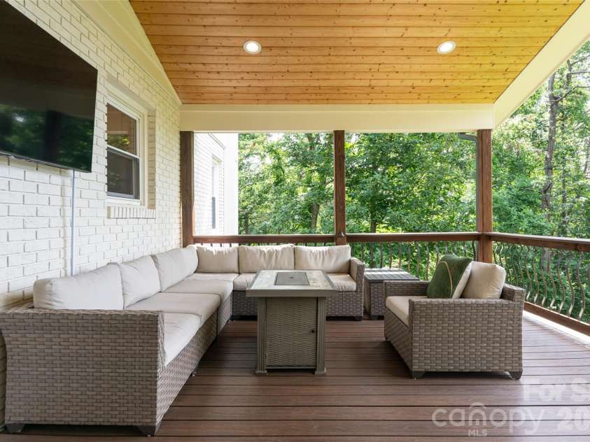 24 Audubon Drive, Asheville, NC 28804.  MLS# CAR4395786, YatesRealty ID 37532. 