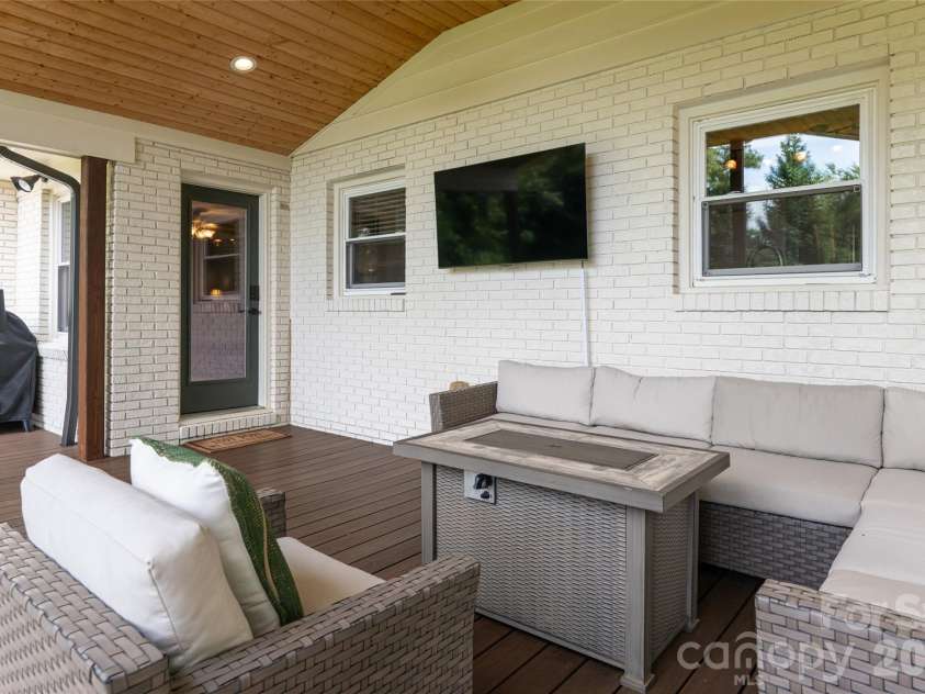 24 Audubon Drive, Asheville, NC 28804.  MLS# CAR4395786, YatesRealty ID 37532. 