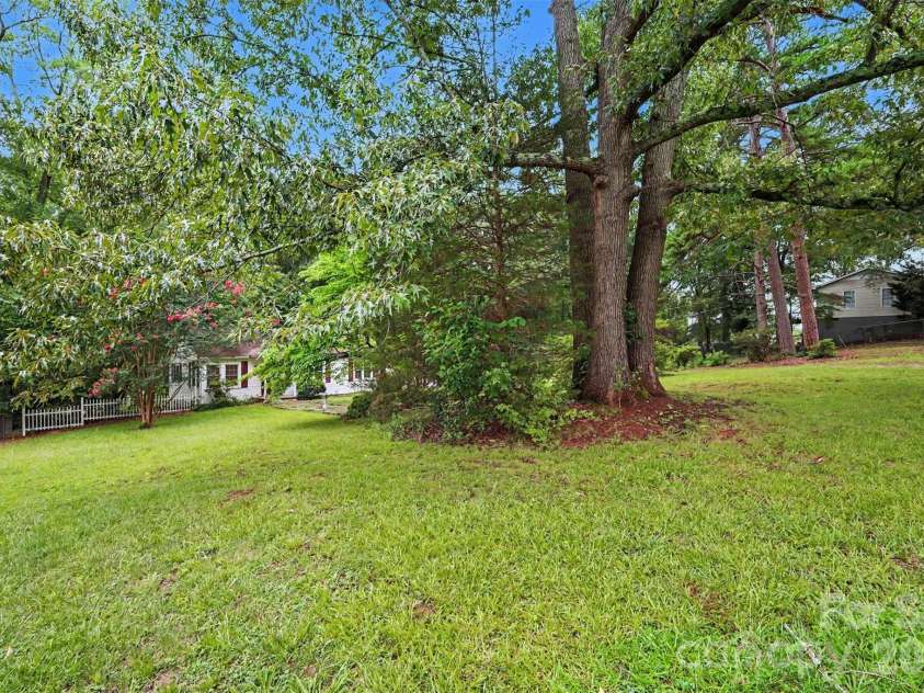 515 Hill Street, Dallas, NC 28034.  MLS# CAR4404106, YatesRealty ID 37536. 