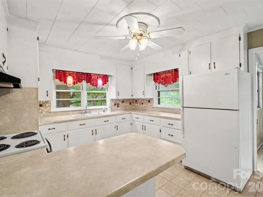 515 Hill Street, Dallas, NC 28034.  MLS# CAR4404106, YatesRealty ID 37536. 