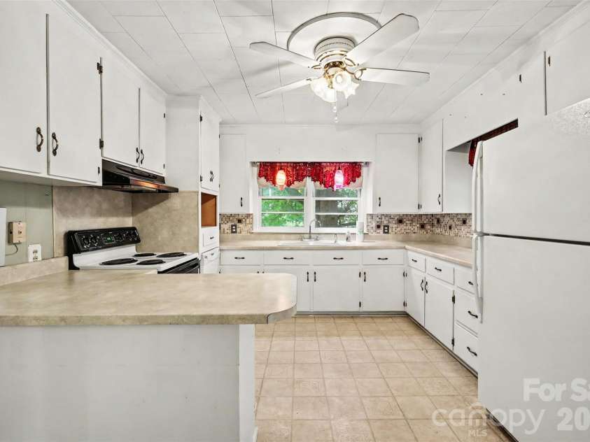 515 Hill Street, Dallas, NC 28034.  MLS# CAR4404106, YatesRealty ID 37536. 