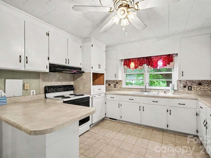 515 Hill Street, Dallas, NC 28034.  MLS# CAR4404106, YatesRealty ID 37536. 