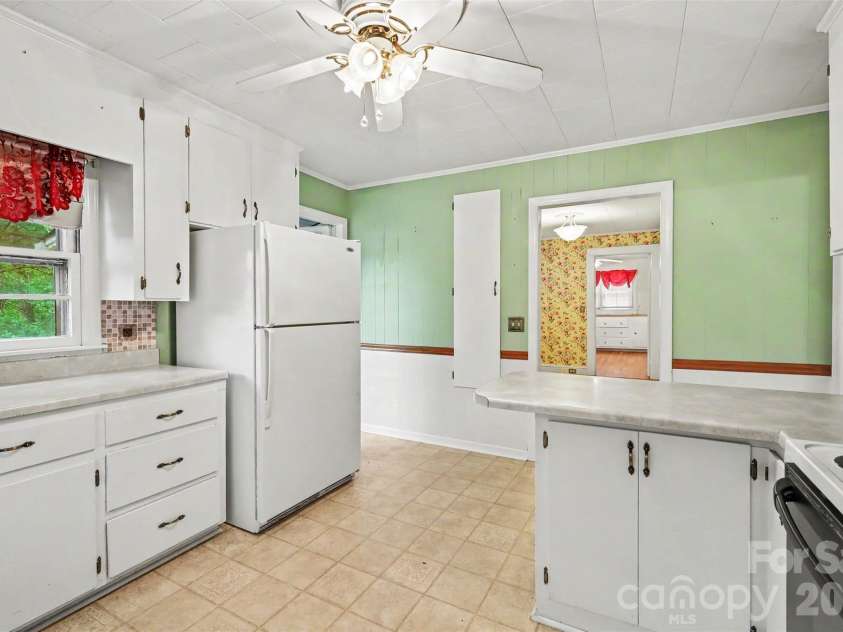 515 Hill Street, Dallas, NC 28034.  MLS# CAR4404106, YatesRealty ID 37536. 