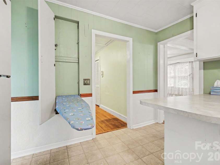 515 Hill Street, Dallas, NC 28034.  MLS# CAR4404106, YatesRealty ID 37536. 