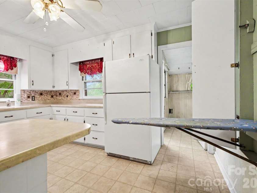 515 Hill Street, Dallas, NC 28034.  MLS# CAR4404106, YatesRealty ID 37536. 