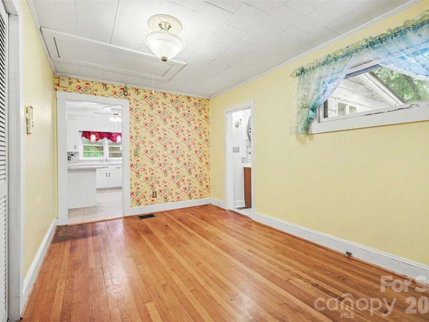 515 Hill Street, Dallas, NC 28034.  MLS# CAR4404106, YatesRealty ID 37536. 
