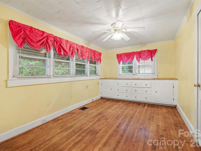 515 Hill Street, Dallas, NC 28034.  MLS# CAR4404106, YatesRealty ID 37536. 