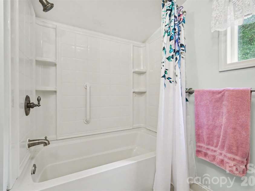 515 Hill Street, Dallas, NC 28034.  MLS# CAR4404106, YatesRealty ID 37536. 