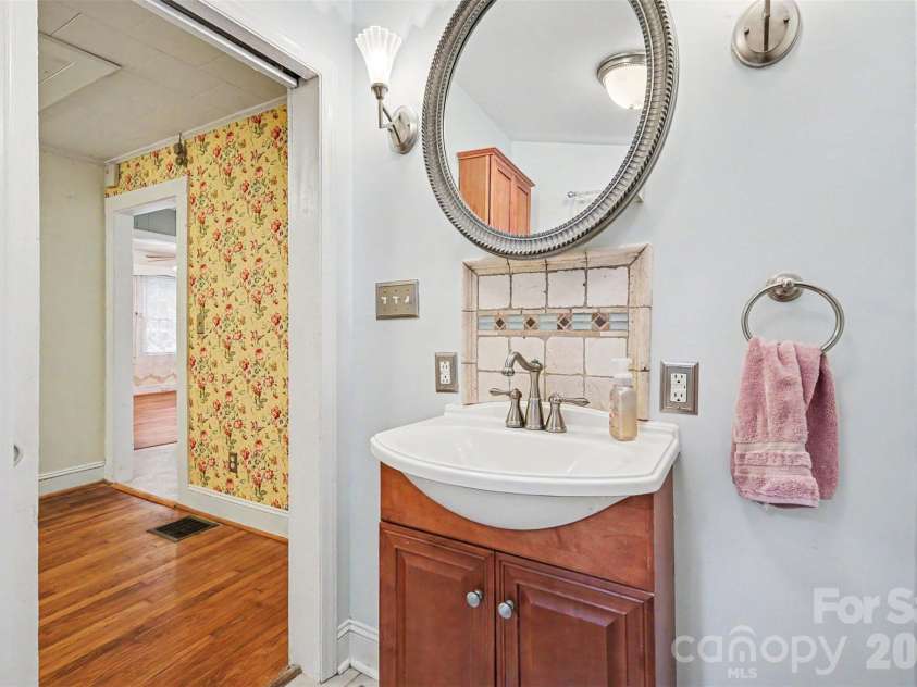 515 Hill Street, Dallas, NC 28034.  MLS# CAR4404106, YatesRealty ID 37536. 
