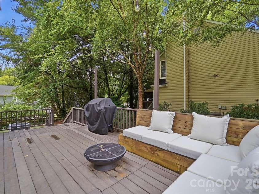 4802 Bridle Ridge Lane, Charlotte, NC 28269.  MLS# CAR4401581, YatesRealty ID 37539. Great seating area