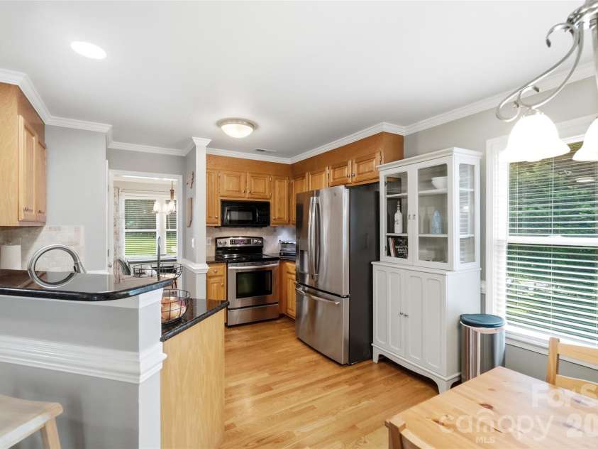 4802 Bridle Ridge Lane, Charlotte, NC 28269.  MLS# CAR4401581, YatesRealty ID 37539. Kitchen