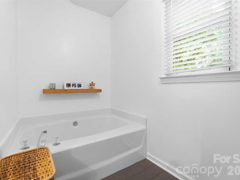 4802 Bridle Ridge Lane, Charlotte, NC 28269.  MLS# CAR4401581, YatesRealty ID 37539. Primary Bathroom