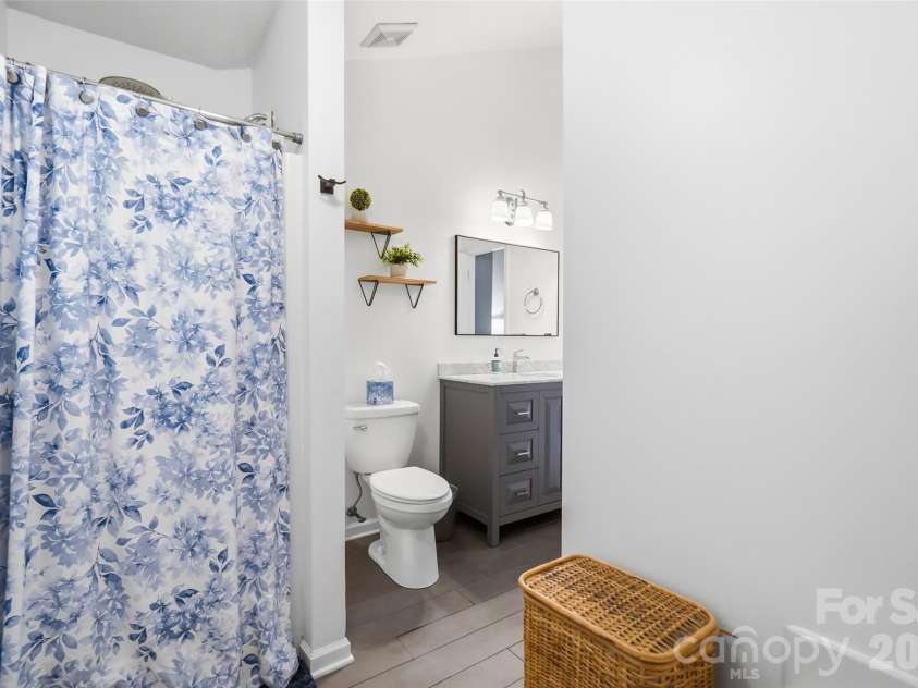 4802 Bridle Ridge Lane, Charlotte, NC 28269.  MLS# CAR4401581, YatesRealty ID 37539. Primary Bathroom