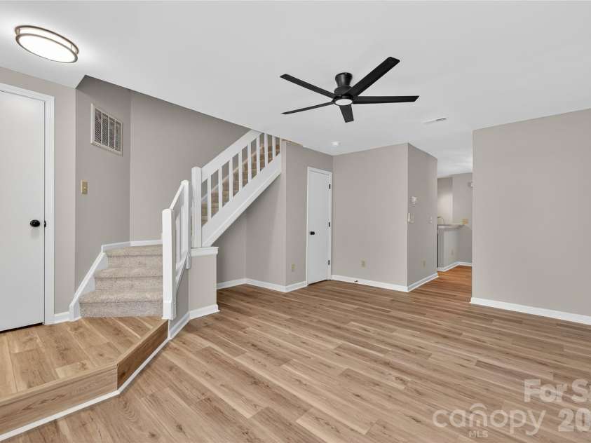 6407 Windsor Gate Lane, Charlotte, NC 28215.  MLS# CAR4404520, YatesRealty ID 37544. 