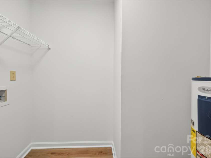 6407 Windsor Gate Lane, Charlotte, NC 28215.  MLS# CAR4404520, YatesRealty ID 37544. 