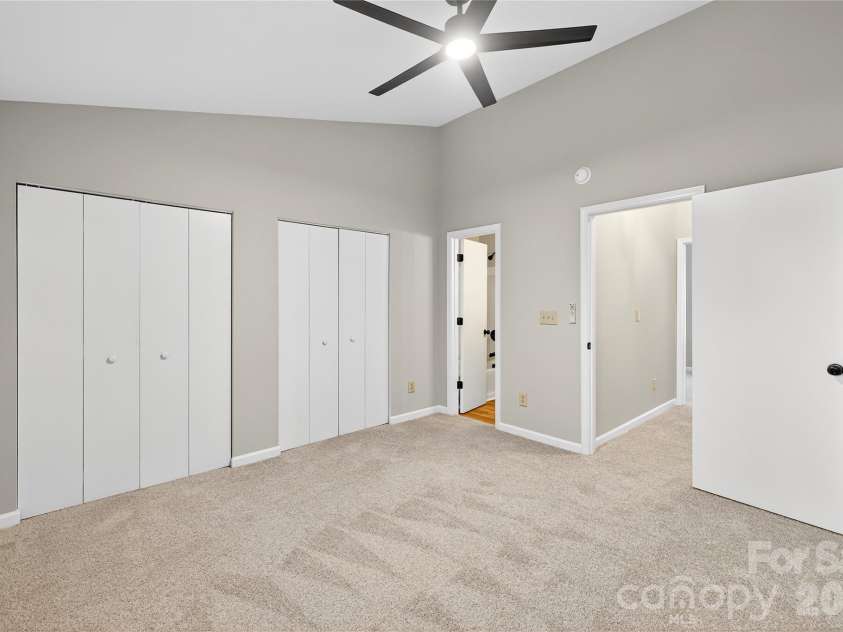 6407 Windsor Gate Lane, Charlotte, NC 28215.  MLS# CAR4404520, YatesRealty ID 37544. 