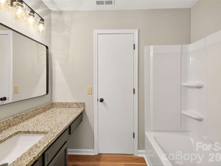 6407 Windsor Gate Lane, Charlotte, NC 28215.  MLS# CAR4404520, YatesRealty ID 37544. 