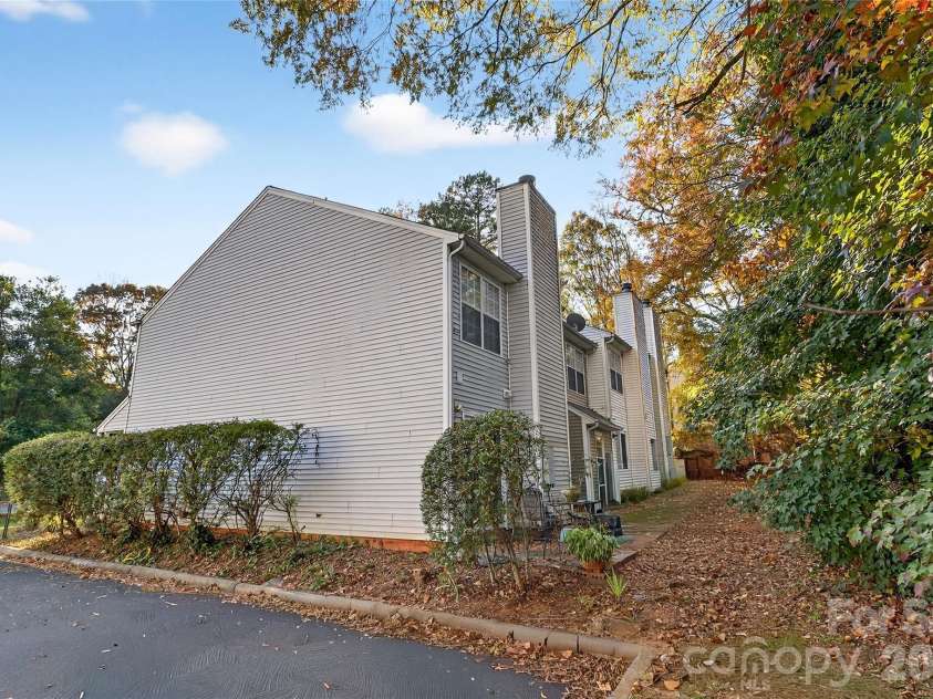 6407 Windsor Gate Lane, Charlotte, NC 28215.  MLS# CAR4404520, YatesRealty ID 37544. 